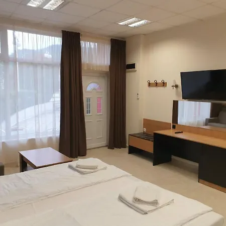 Luxurious Nani קרנבו