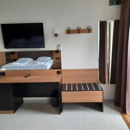 Luxurious Nani קרנבו