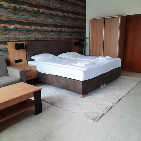 Luxurious Nani קרנבו