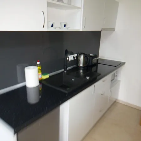 Luxurious Nani קרנבו