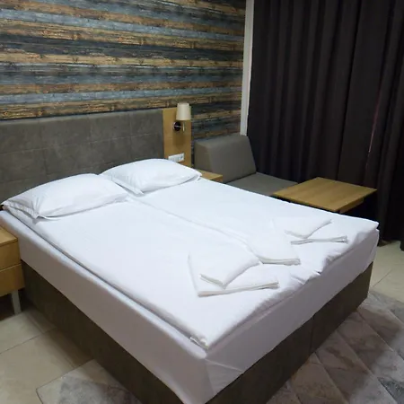 Luxurious Nani דירה קרנבו